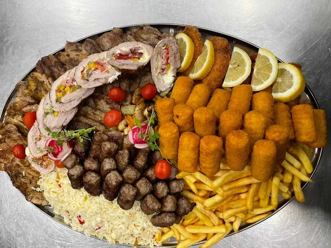 Interijer restorana s drvenim stolovima